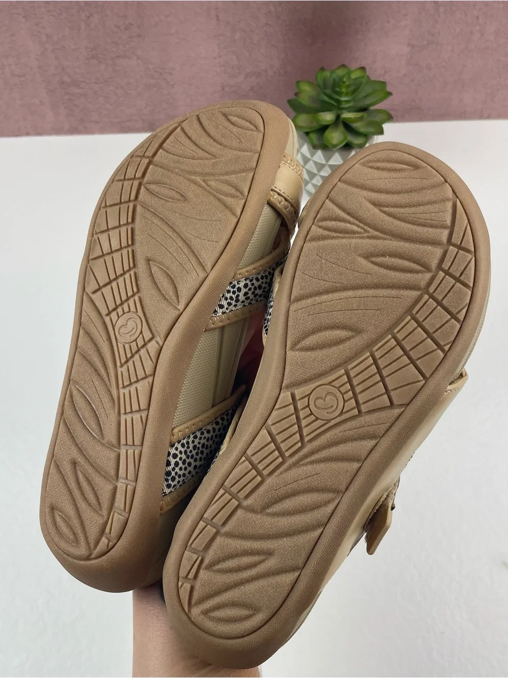 BareTraps Denni Tan White Brown Leopard Animal Print Strappy Wedge Sandals Shoes